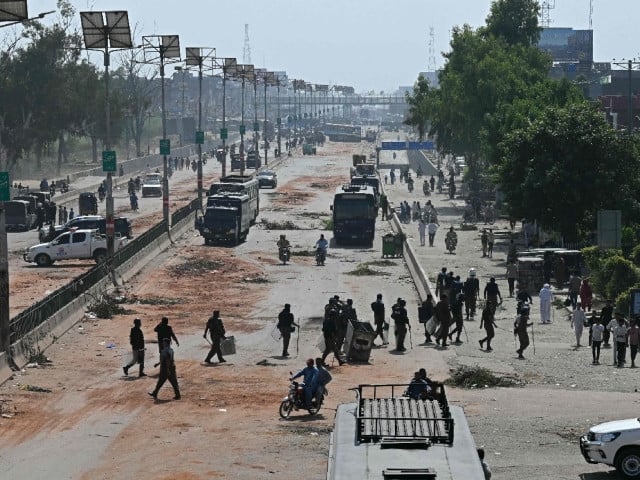 Police personnel patrol a street following crackdown on TLP party activists during an anti-Israel protest in Muridke on October 13. Photo : AFP