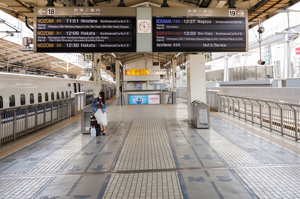 A passenger wearing a face mask waits for a train on an almost empty platform of Tokyo station where fewer people than usual are seen during Golden Week holidays following the coronavirus disease (COVID-19) outbreak, in Tokyo, Japan, April 29, 2020.REUTERS/Kim Kyung-Hoon