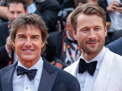 tom cruise spotted at twisters premiere supporting top gun costar glen powell
