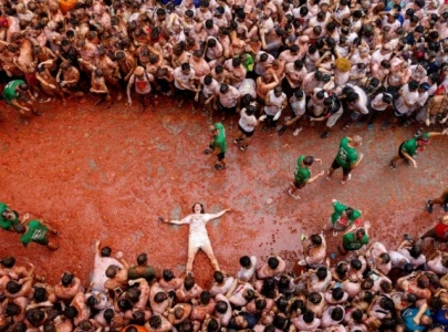 la tomatina festival 2024 in spain 22 000 attendees drenched in 150 tons of tomatoes in bunol