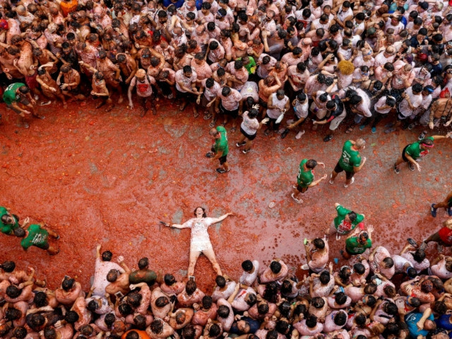 la tomatina festival 2024 in spain 22 000 attendees drenched in 150 tons of tomatoes in bunol la tomatina festival 2024 in spain 22 000 attendees drenched in 150 tons of tomatoes in bunol