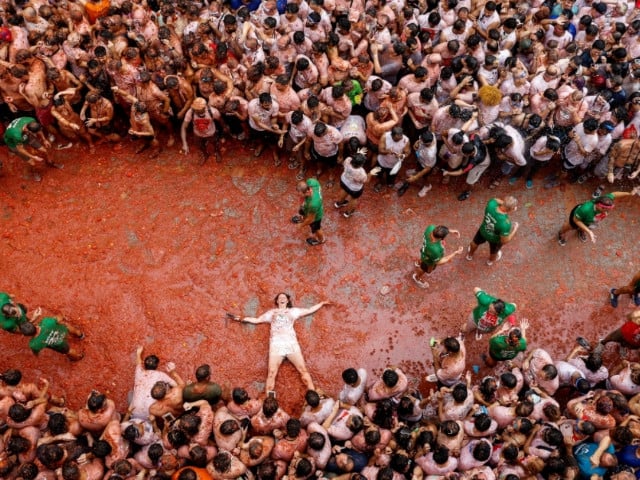 la tomatina festival 2024 in spain 22 000 attendees drenched in 150 tons of tomatoes in bunol