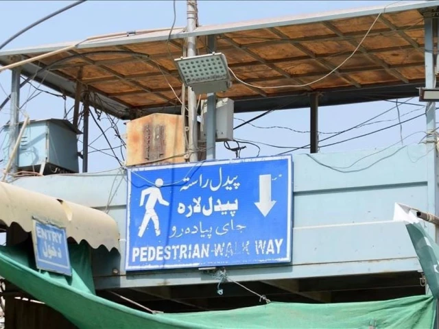 Pakistan reopens key border crossing with Afghanistan Pakistan reopens key border crossing with Afghanistan