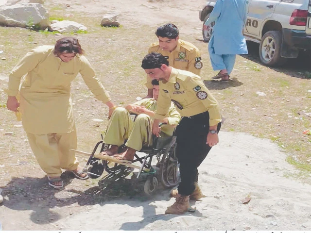 khyber pakhtunkhwa tourism police personnel facilitate a differently abled tourist in kumrat valley photo express khyber pakhtunkhwa tourism police personnel facilitate a differently abled tourist in kumrat valley photo express