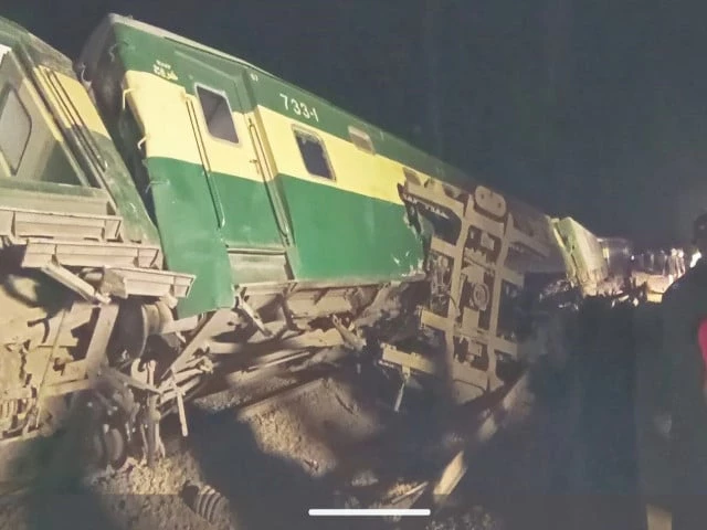 tezgam derailment near lodhran photo file tezgam derailment near lodhran photo file