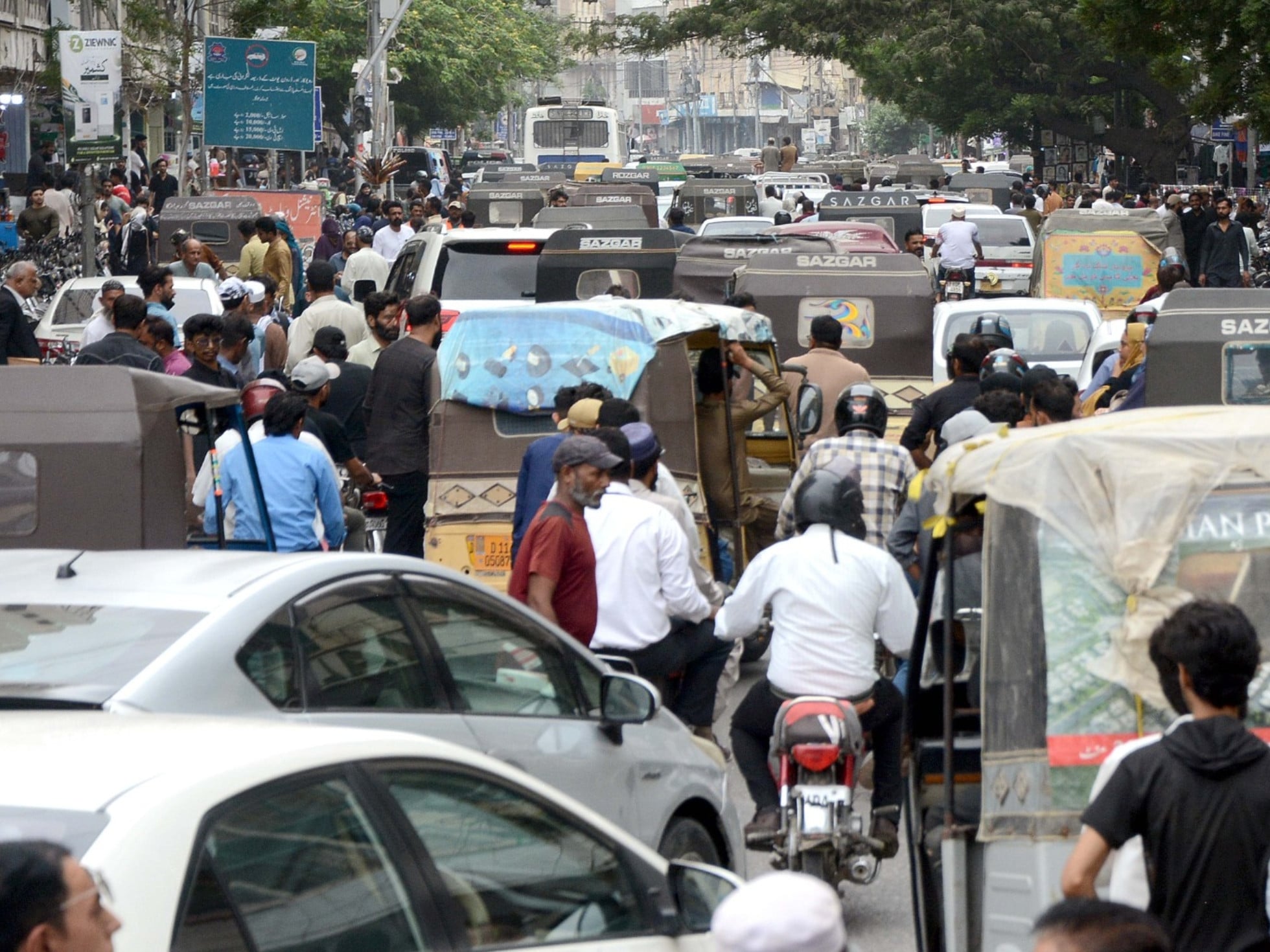 A view of traffic congestion near Karachi's Zainab Market after police sealed roads during a PTI protest on Wednesday. Photo: Express