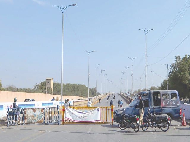 police set up a barricade on the bridge leading to karachi airport due to a sit in protest by a religious group against violence in parachinar district of k p photo ppi