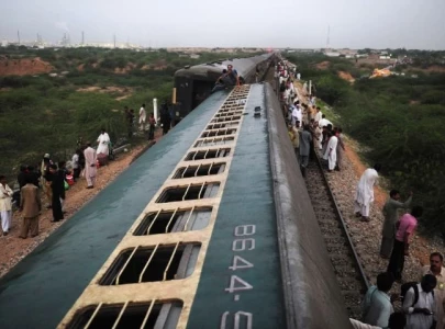karachi express derails near pano aqil