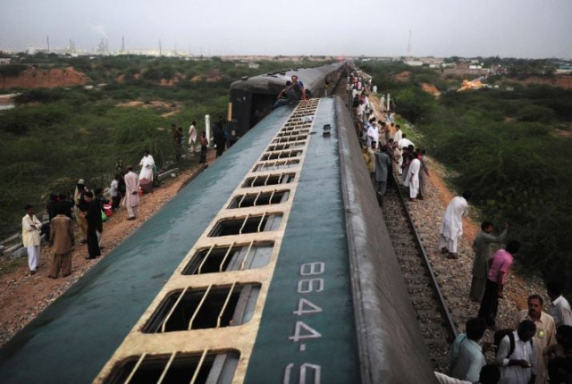 karachi express derails near pano aqil karachi express derails near pano aqil
