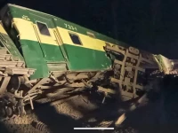 tezgam express derails near lodhran on march 25 photo express