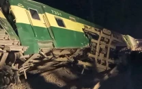 25 passengers injured one critical as tezgam express derails near lodhran