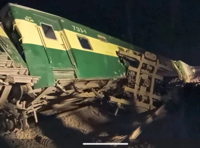 25 passengers injured one critical as tezgam express derails near lodhran