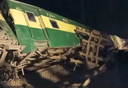 tezgam express derails near lodhran on march 25 photo express