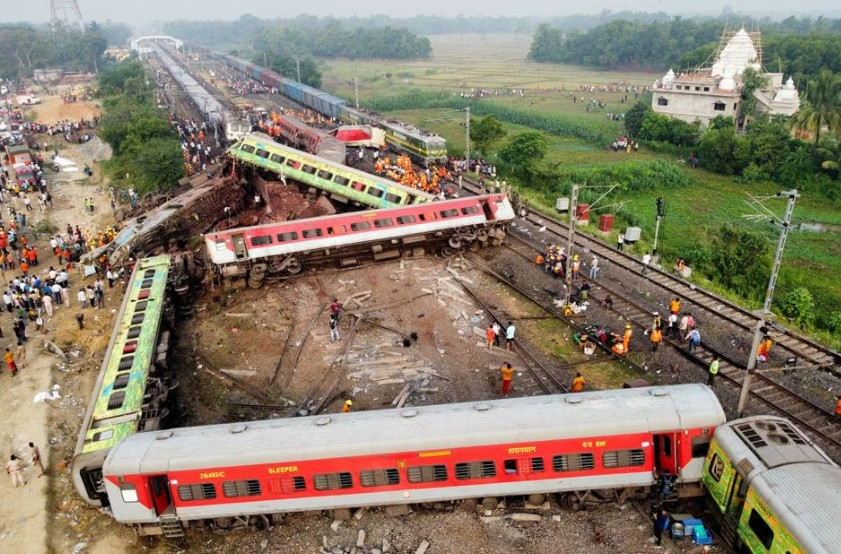 بھارت کی مشرقی ریاست اوڈیشہ کے ضلع بالاسور میں دو مسافر ٹرینوں کے ٹکرانے کے بعد ایک ڈرون کا منظر پٹری سے اتری ہوئی بوگیاں دکھا رہا ہے جون 3 2023 Reuters stringer