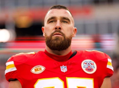 taylor swift s boyfriend travis kelce to host are you smarter than a celebrity