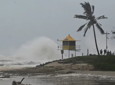 thousands without power as cyclone alfred hits queensland