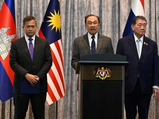 malaysia s prime minister anwar ibrahim speaks during a press conference next to cambodia s prime minister hun manet and thailand s acting prime minister phumtham wechayachai on the day of mediation talks on the thailand cambodia border conflict in putrajaya malaysia july 28 2025 mohd rasfan pool via reuters