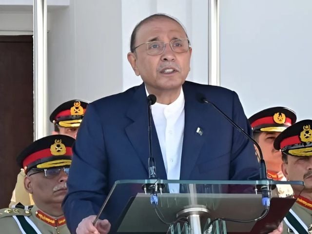 President Zardari grants military awards on Pakistan Day | The Express Tribune