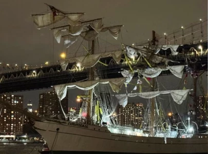 mexican navy ship crashes into brooklyn bridge killing two mexican navy ship crashes into brooklyn bridge killing two