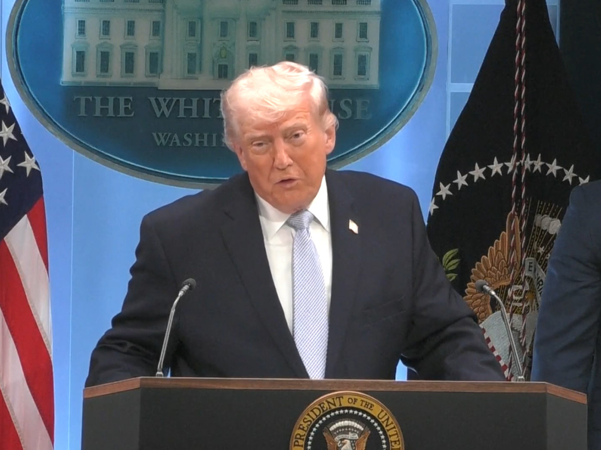 Trump warns Iran of overwhelming response if US vessels are attacked