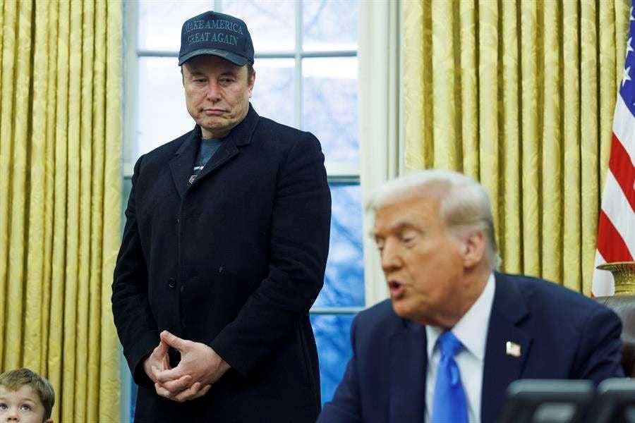 trump right dismissed criticism of musk s role in government and gave him more power photo efe