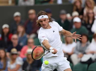 tsitsipas survives thiem thriller at wimbledon