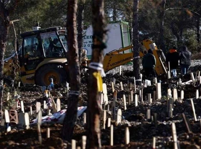 turkey quake survivors struggle to bury their dead turkey quake survivors struggle to bury their dead