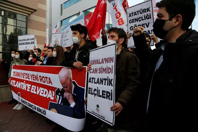 members of the turkish youth union tgb gather to support president tayyip erdogan s call to expel the ambassadors of 10 western allies in front of the u s embassy in ankara turkey october 25 2021 banner reads the ambassadors of atlantic countries are kavala s lifebouy reuters cagla gurdogan members of the turkish youth union tgb gather to support president tayyip erdogan s call to expel the ambassadors of 10 western allies in front of the u s embassy in ankara turkey october 25 2021 banner reads the ambassadors of atlantic countries are kavala s lifebouy reuters cagla gurdogan