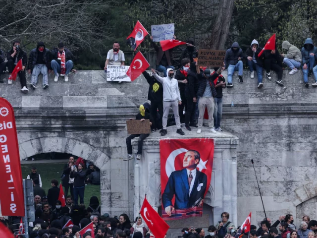 people take part in a protest on the day istanbul mayor ekrem imamoglu was jailed as part of a corruption investigation in istanbul turkey march 23 2025 photo reuters people take part in a protest on the day istanbul mayor ekrem imamoglu was jailed as part of a corruption investigation in istanbul turkey march 23 2025 photo reuters