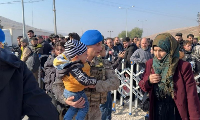 a turkish soldier at the border assists a syrian family as they arrive at the cilveg z border gate to return home after assad s fall hatay southeastern t rkiye dec 9 2024 aa photo via daily sabah a turkish soldier at the border assists a syrian family as they arrive at the cilveg z border gate to return home after assad s fall hatay southeastern t rkiye dec 9 2024 aa photo via daily sabah