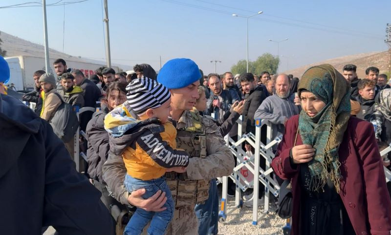 a turkish soldier at the border assists a syrian family as they arrive at the cilveg z border gate to return home after assad s fall hatay southeastern t rkiye dec 9 2024 aa photo via daily sabah