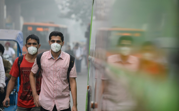 Delhi's smog peaks from October to February, routinely exceeding WHO recommendations for PM2.5 -- tiny and harmful airborne particles -- and some days registers levels more than 20 times safe limits. PHOTO: AFP