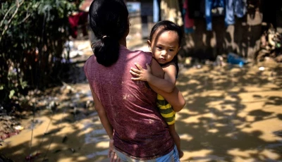 cherry lyn cerdoncillo 22 carrying her son jovani 1 walks in muddy water in the aftermath of flooding caused by typhoon kalmaegi outside their home in consolacion cebu philippines november 6 2025 photo reuters cherry lyn cerdoncillo 22 carrying her son jovani 1 walks in muddy water in the aftermath of flooding caused by typhoon kalmaegi outside their home in consolacion cebu philippines november 6 2025 photo reuters