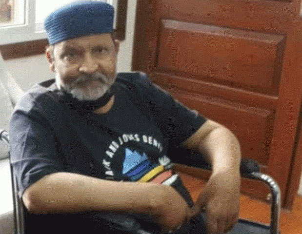 ailing comedian umer sharif leaves for us via air ambulance ailing comedian umer sharif leaves for us via air ambulance