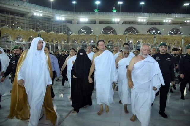 Prime Minister Imran Khan and his delegation performs Umrah (Photo: Twitter)