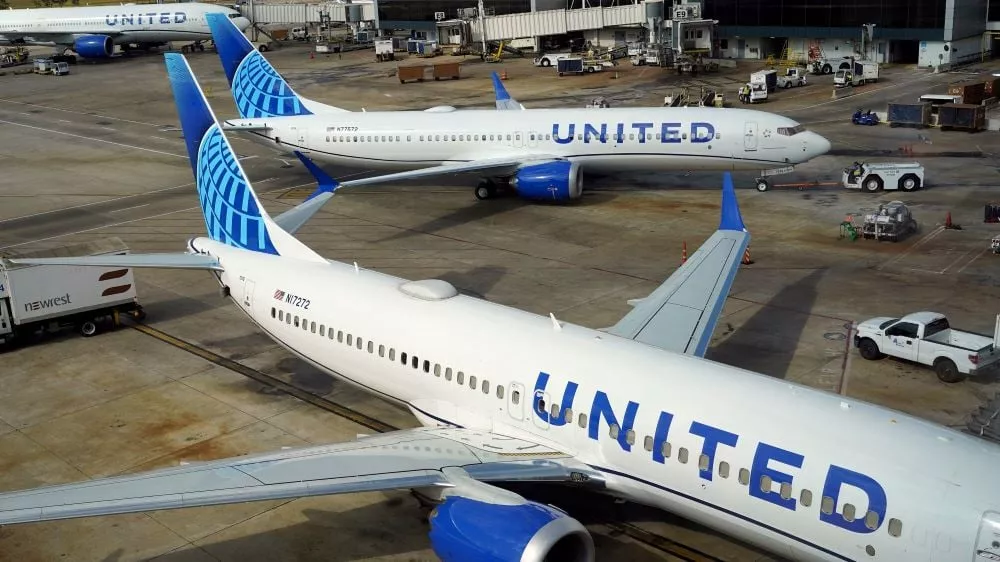 united airlines flight evacuated after flames erupt from engine during houston departure united airlines flight evacuated after flames erupt from engine during houston departure