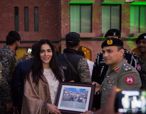 shaan shahid humaima malick mohib mirza spread message of peace on wagah border shaan shahid humaima malick mohib mirza spread message of peace on wagah border