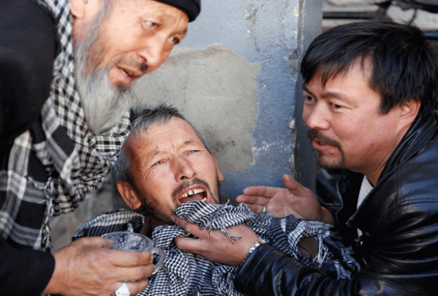 an afghan man mourns inside a hospital compound after a suicide attack in kabul afghanistan december 28 2017 photo reuters an afghan man mourns inside a hospital compound after a suicide attack in kabul afghanistan december 28 2017 photo reuters