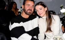 justin theroux and nicole brydon bloom get married in romantic ceremony