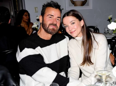justin theroux and nicole brydon bloom get married in romantic ceremony