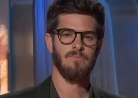 andrew garfield explains what was really happening during his viral golden globes glasses moment andrew garfield explains what was really happening during his viral golden globes glasses moment