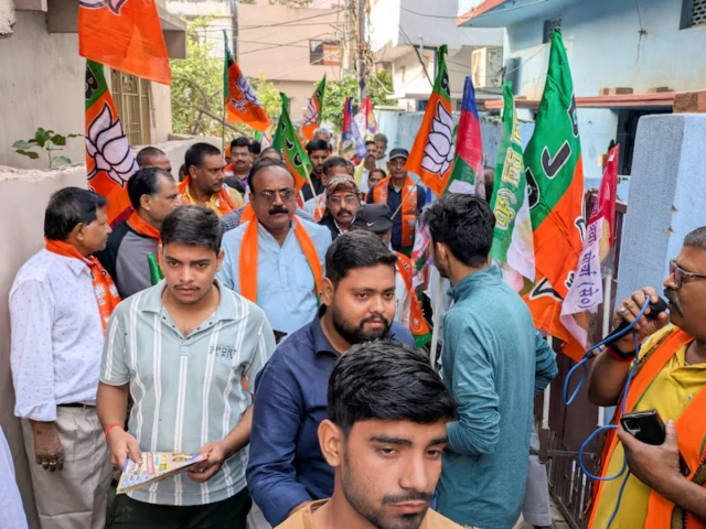 people take part in a voting campaign for a local bharatiya janata party bjp candidate held in the deegha area of patna india october 12 2025 photo reuters people take part in a voting campaign for a local bharatiya janata party bjp candidate held in the deegha area of patna india october 12 2025 photo reuters