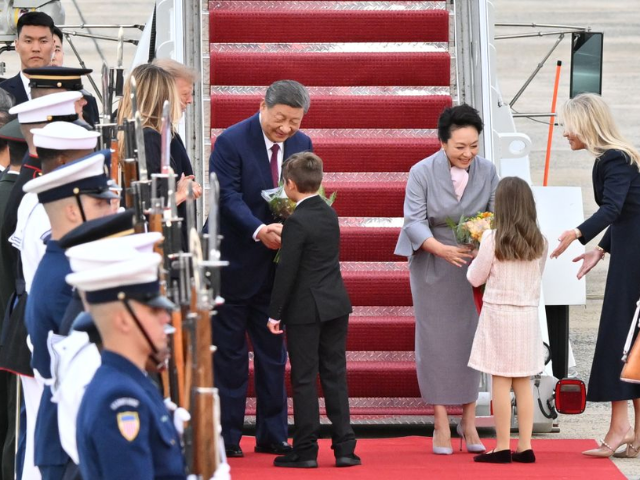 US children present flowers to Chinese President Xi Jinping and his wife Peng Liyuan at Joint Base Andrews in the United States, Sept. 23, 2026. PHOTO: XINHUA