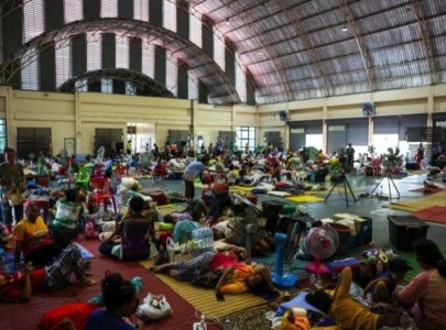 at least 130 000 displaced as thai cambodian clashes enter third day