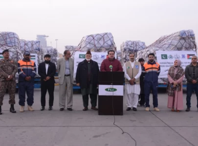 pakistan sends 100 tonnes of tents tarpaulins to gaza