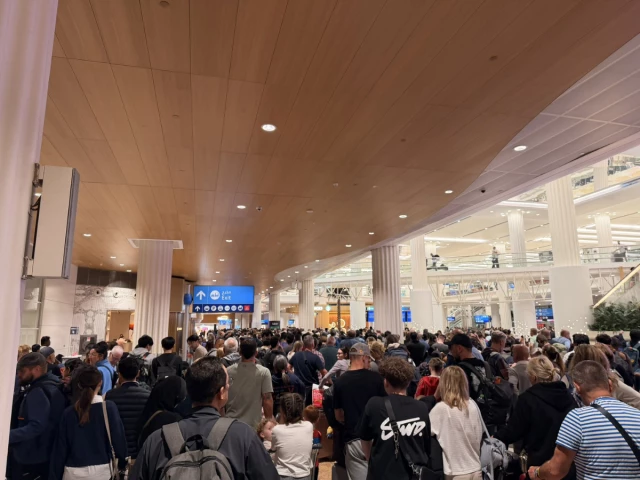 Americans stranded in Middle East told not to rely on US evacuation helpline Americans stranded in Middle East told not to rely on US evacuation helpline