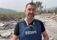 steve sweeney reporting from the qasmiya crossing seconds before an airstrike hits his location photo screengrab