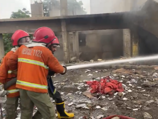 Rescue teams working to extinguish the fire. Photo: Express