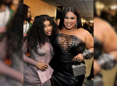 lizzo surprises fans with live irl duet alongside sza during gnx tour in paris