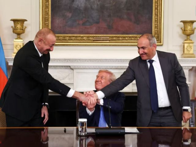U.S. President Donald Trump holds the hands of Azerbaijan's President Ilham Aliyev and Armenia's Prime Minister Nikol Pashinyan as they shake hands between each other during a trilateral signing event, at the White House, in Washington, D.C., August 8, 2025.  Photo: Reuters